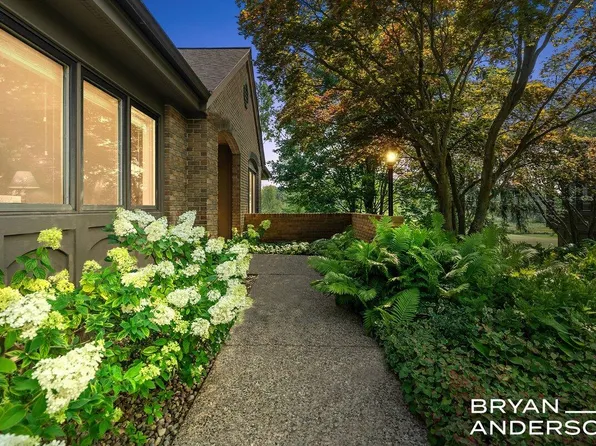 696 Cascade Hills Holw SE, Grand Rapids, MI 49546