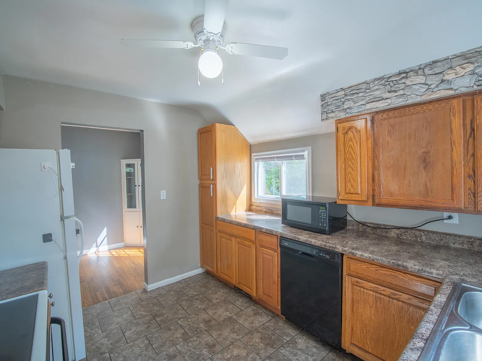 4 bed, 1.5 bath, 1101 sqft, $1,650 — Photo 2