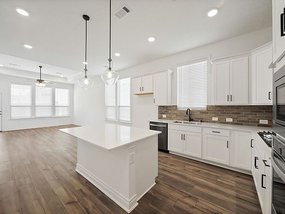 Kitchen with Eat-In Kitchen Island