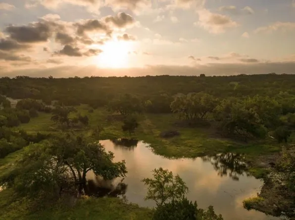 36 Round Mountain Dr, Round Mountain, TX 78663