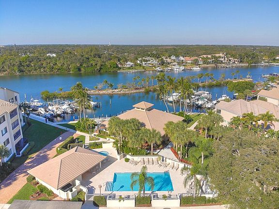 4th image of 32 Grand Bay Cir