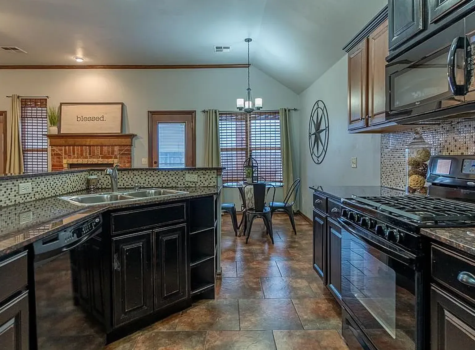 3 bed, 1455 sqft, $2,350 — Photo 3