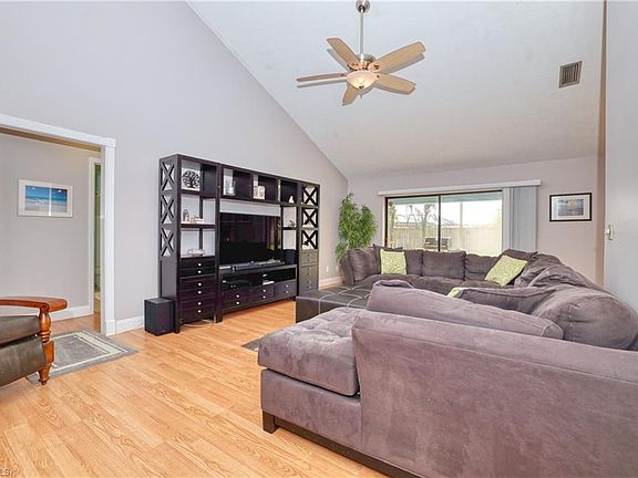 4th image of 307 SE 20th Pl