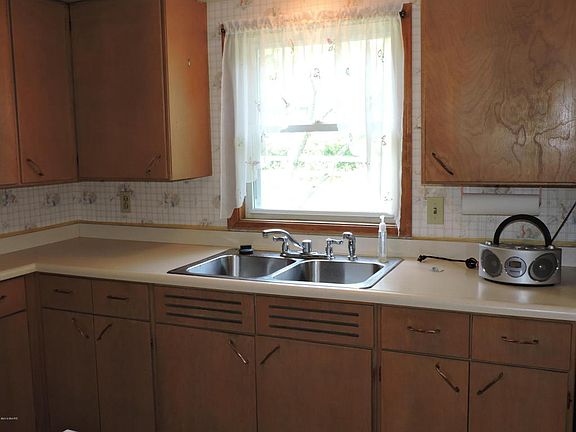 5th image of 204 Pioneer Ave
