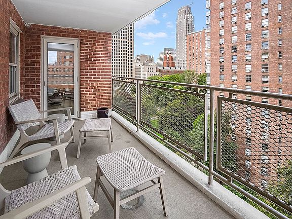 2nd image of 80 La Salle St APT 13A