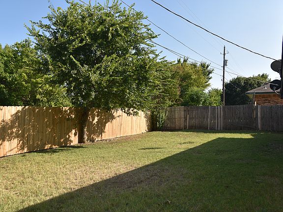 2nd image of 1110 Holly Ln