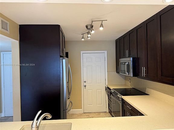 4th image of 1400 NE 191st St APT 105