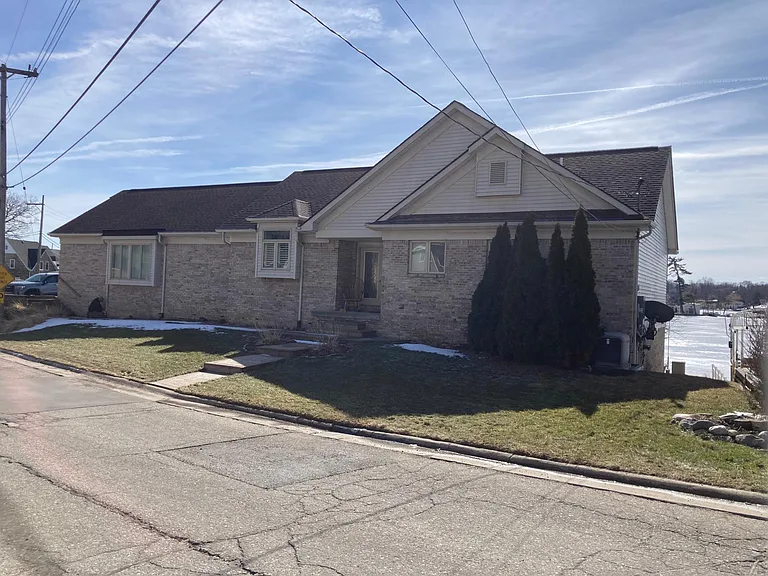 166 Highland Ave — Photo 2