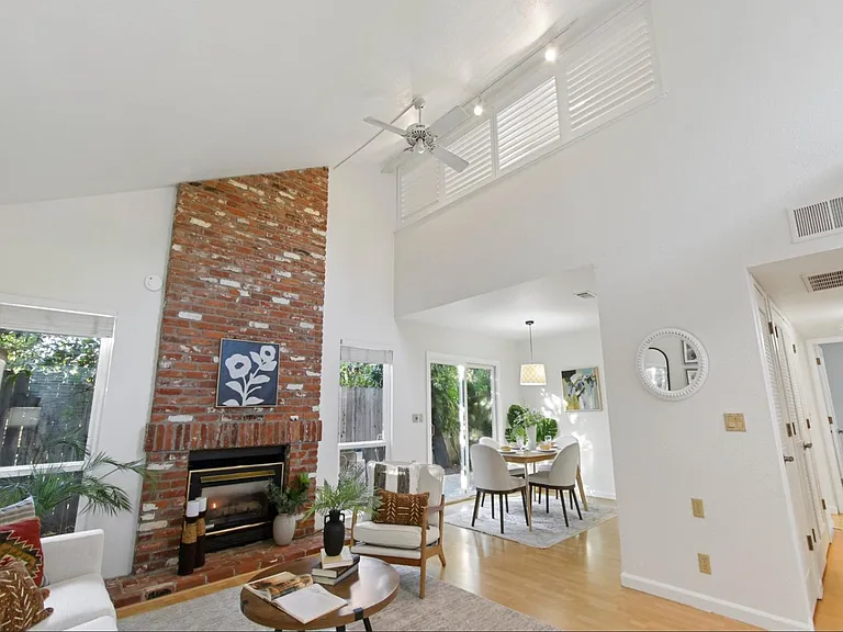 325 E 8th St #5 — Photo 7