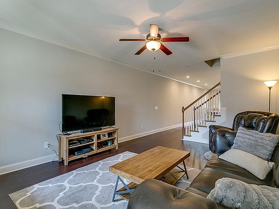 5th image of 1489 Channing Dr
