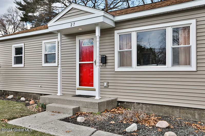 3rd image of 27 Sherwood Drive