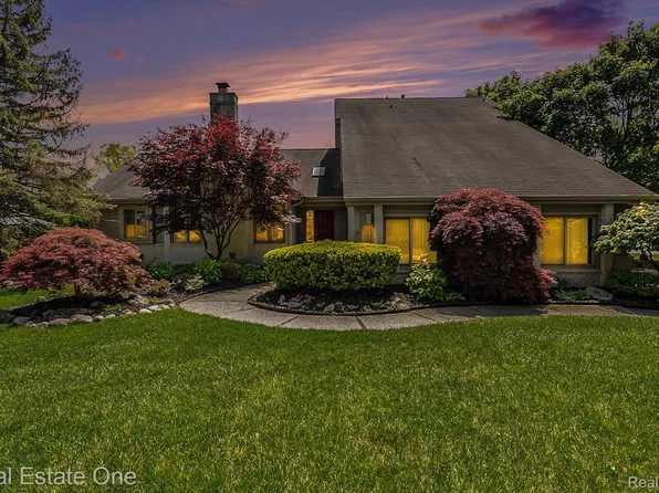 5299 Pond Bluff Dr, West Bloomfield, MI 48323