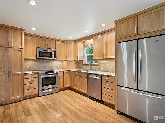 5th image of 3042 245th Avenue SE