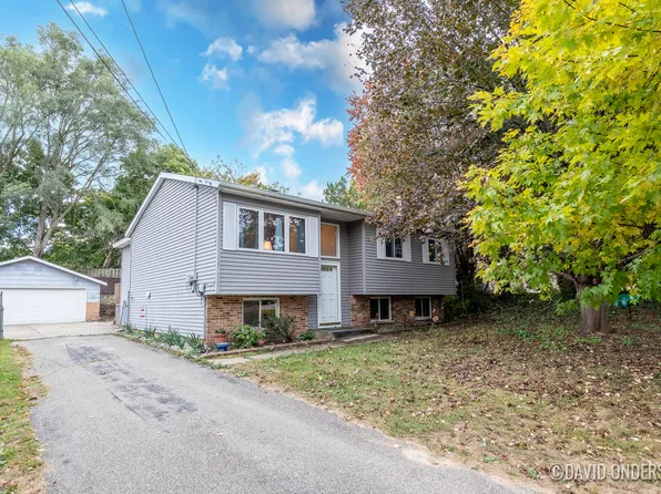 1436 Yorkshire St SE, Grand Rapids, MI 49508