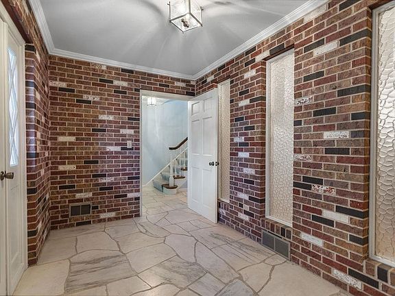 5th image of 806 Maple St