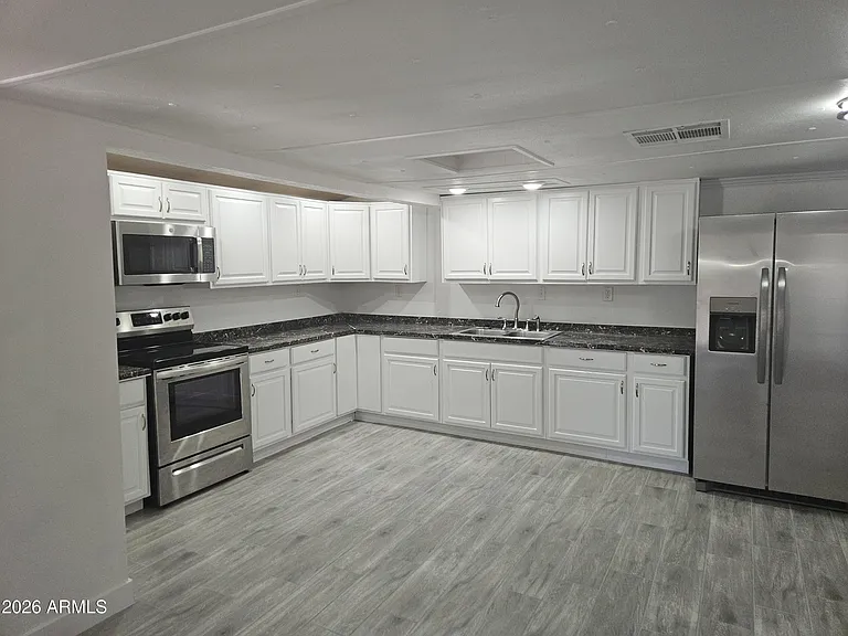 1584 N Wood St — Photo 2
