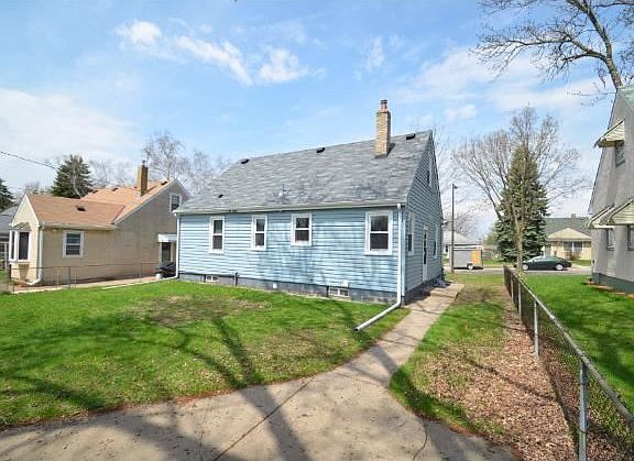3rd image of 1574 Iowa Ave E