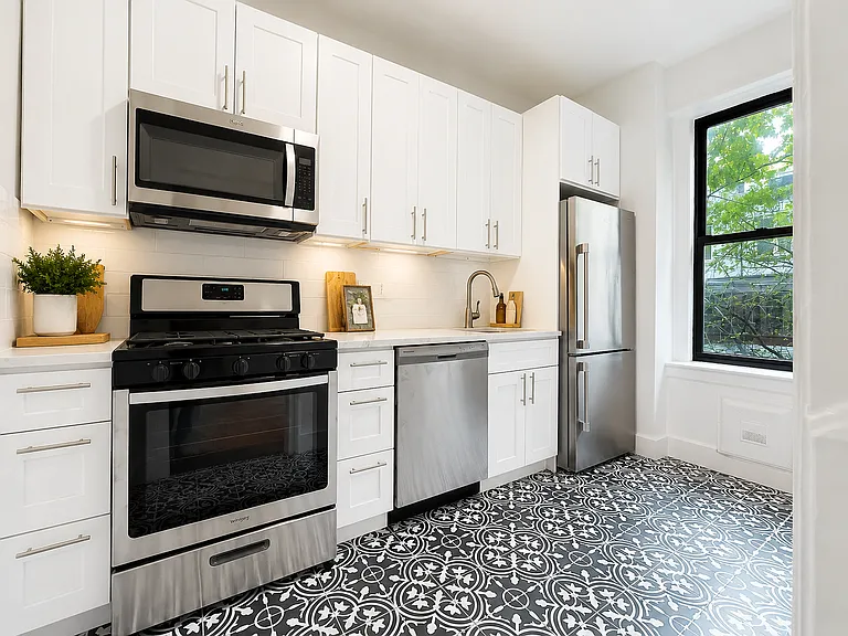 684 Riverside Dr #26 — Photo 2