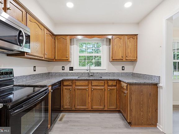 3rd image of 10800 Woodland Dr