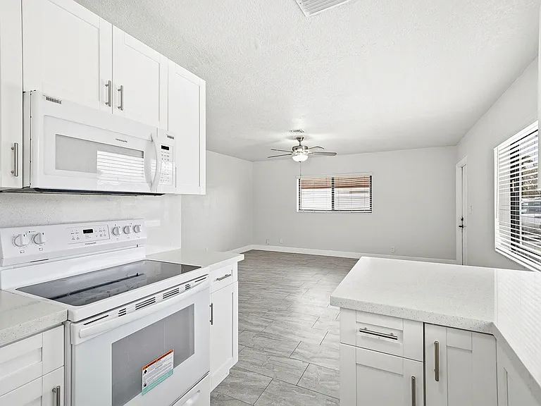 1320 SW 34th Ave #1 — Photo 9