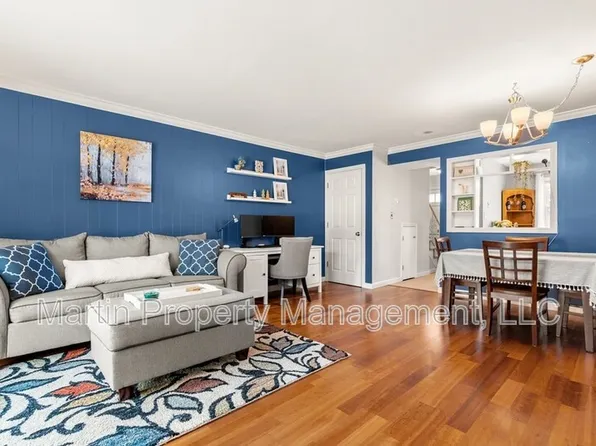 1107 Windsor Dr, Framingham, MA 01701