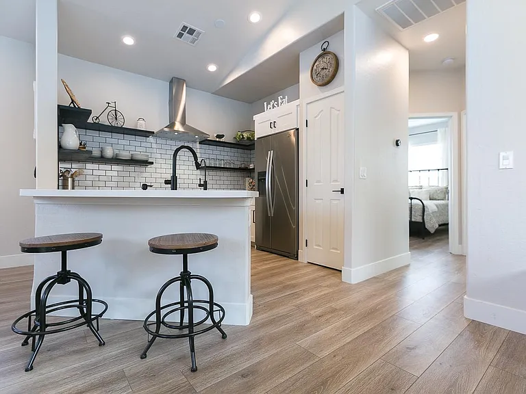 156 W Laurel Ct — Photo 7