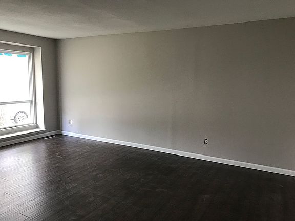 4th image of 307 Shady Meadows Dr