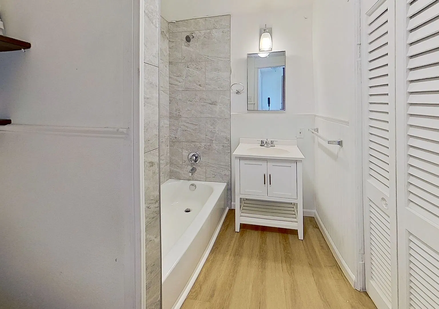 Spacious 2nd and 3rd Floor Apartment — Photo 2