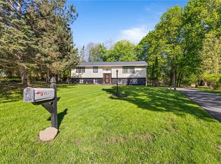 35 Squire Cir, Penfield, NY 14526