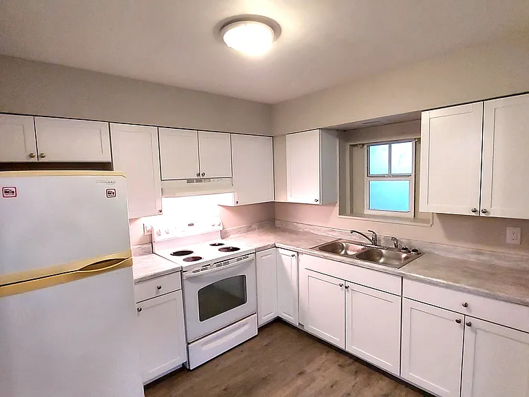 2247 Stella St — Photo 2