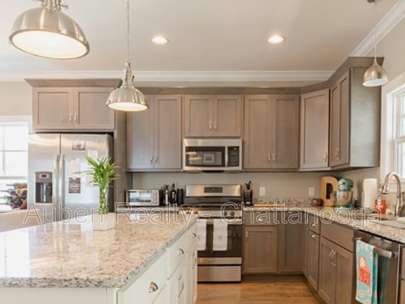 4th image of 2438 Ashmore Ave