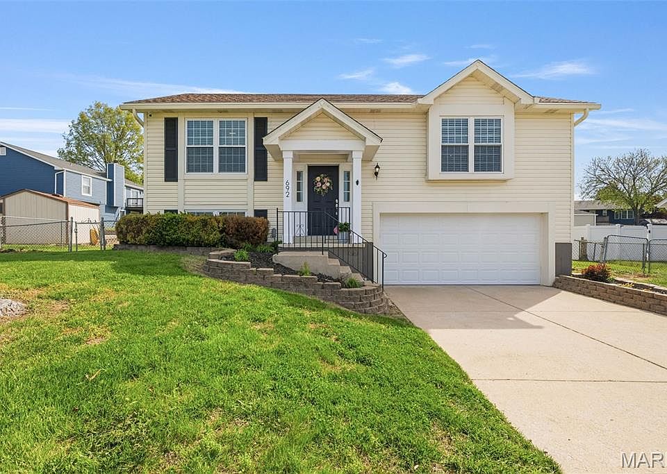 1st image of 692 Glenshee Dr