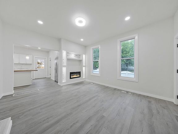 3rd image of 440 S Bedford Ave