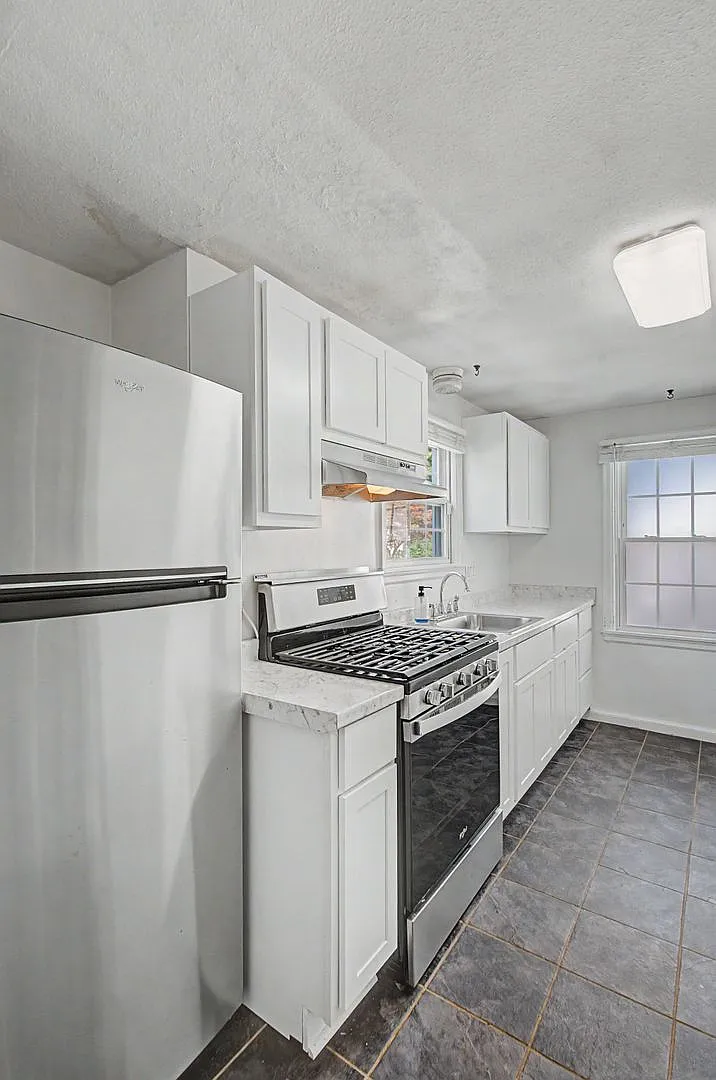 Cozy 2 Bedrooms Single-Family Home for Rent in Holyoke! — Photo 4