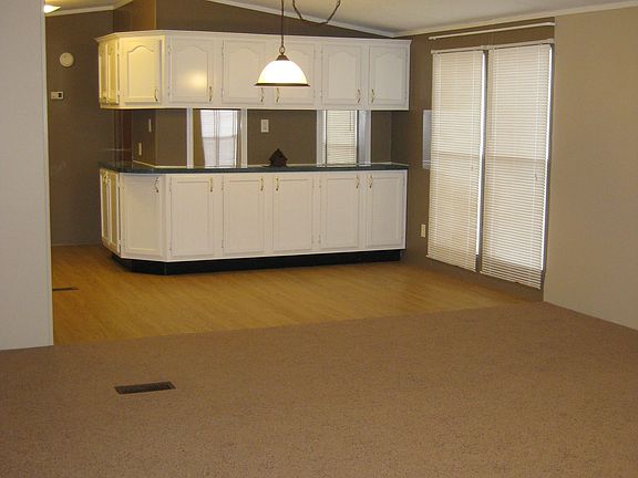 5th image of 1006 Royal Cir