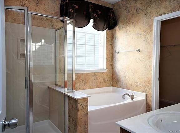 3rd image of 5716 Kirkwynd Commons Dr