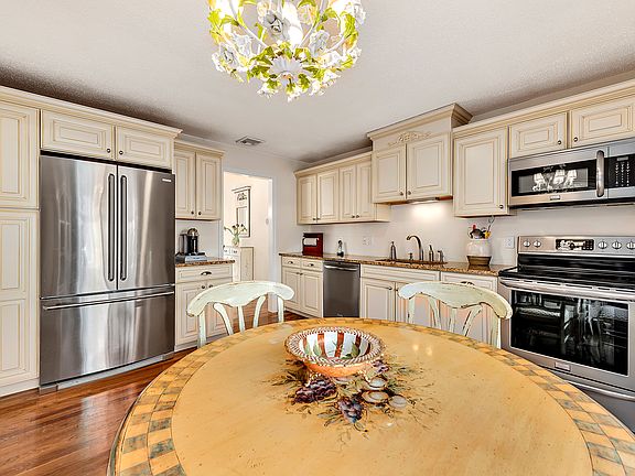 Stunning eat-in-kitchen with granite counters