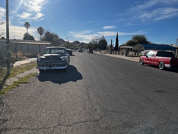 3rd image of 2900 W Maxine Cir