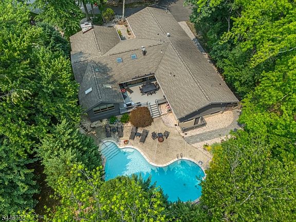 2nd image of 10 Reed Ct