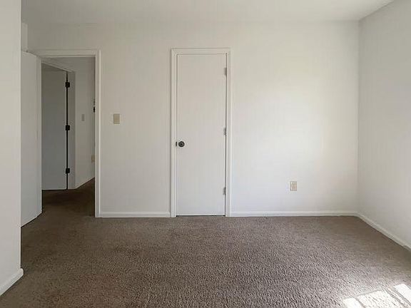 5th image of 301 SE Shawn Ct