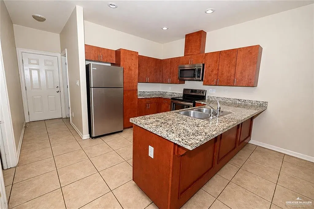 2 bed, 2.0 bath, 1900 sqft, $950 — Photo 3