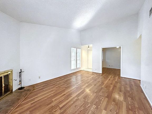 4th image of 1405 W Braker Ln