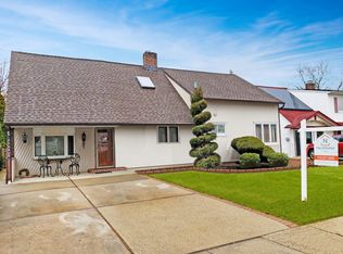 15 Sunset Ln, Levittown, NY 11756