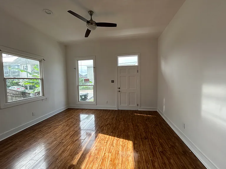 4810 Annunciation St — Photo 2