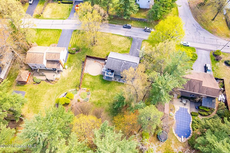 3rd image of 898 Pine Hill Drive