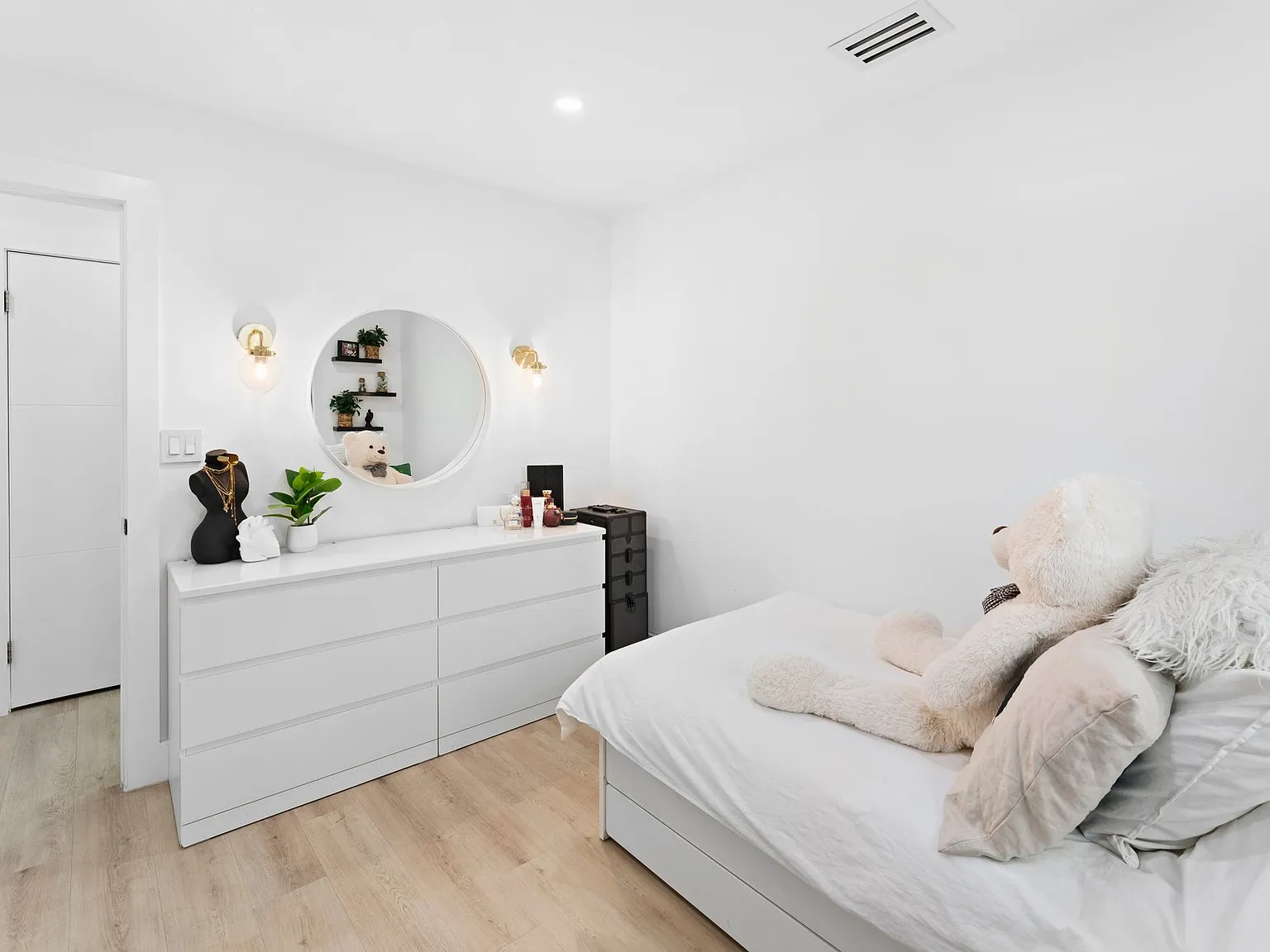 5 bed, 1575 sqft, $4,800 — Photo 3