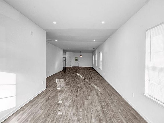 3rd image of 2738 Chamberlain Ct