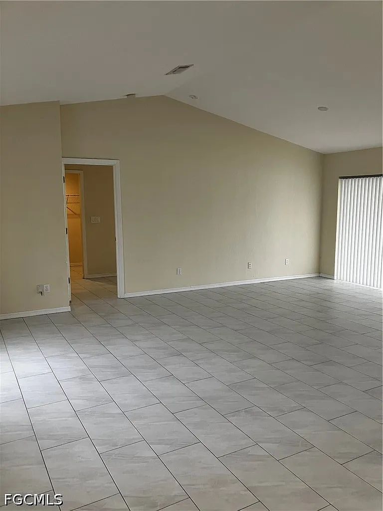 3 bed, 2.0 bath, 1992 sqft, $3,000 — Photo 4