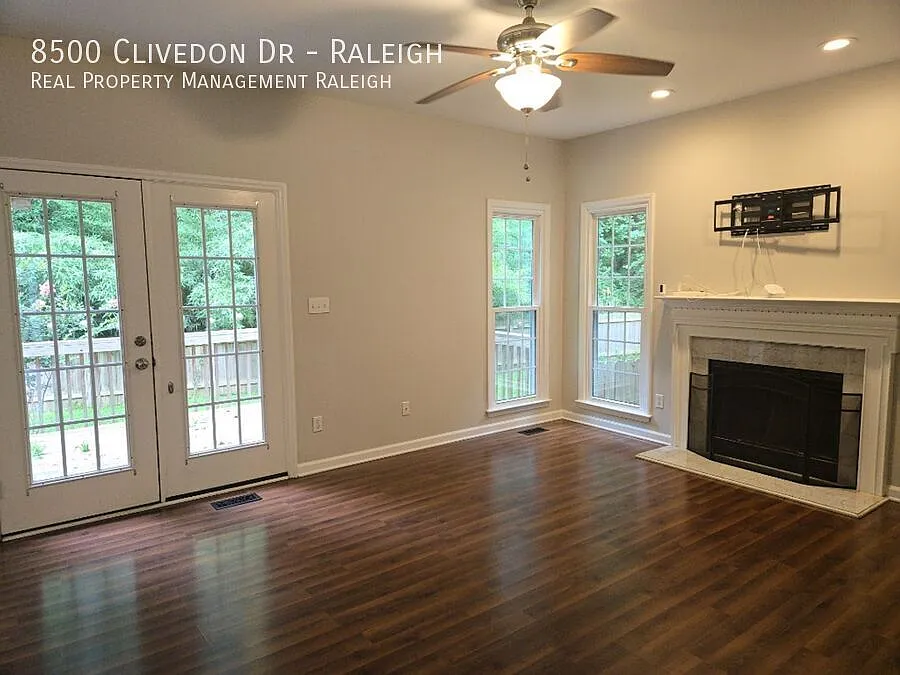3 bed, 2.5 bath, 2219 sqft, $2,400 — Photo 3