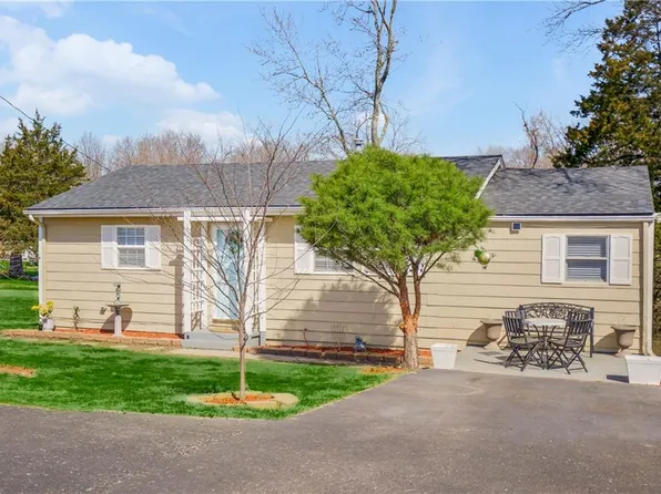 215 E Mary St, Lansing, KS 66043